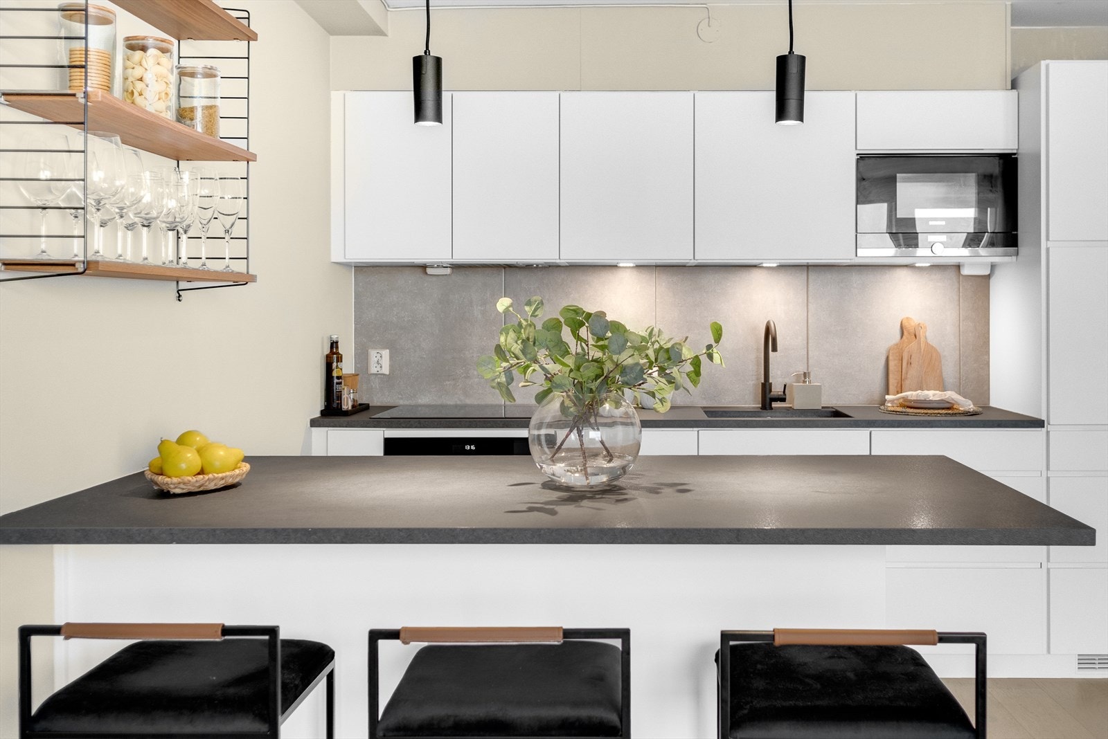 Stilig belysning og fliser mellom over- og underskap. Galleribilde