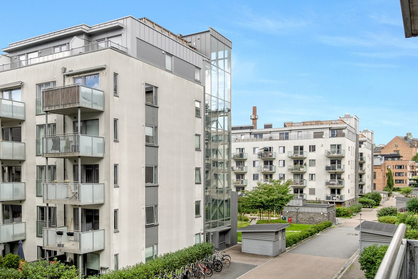 Balkongen vender mot en rolig bakgård uten biltrafikk. Galleribilde