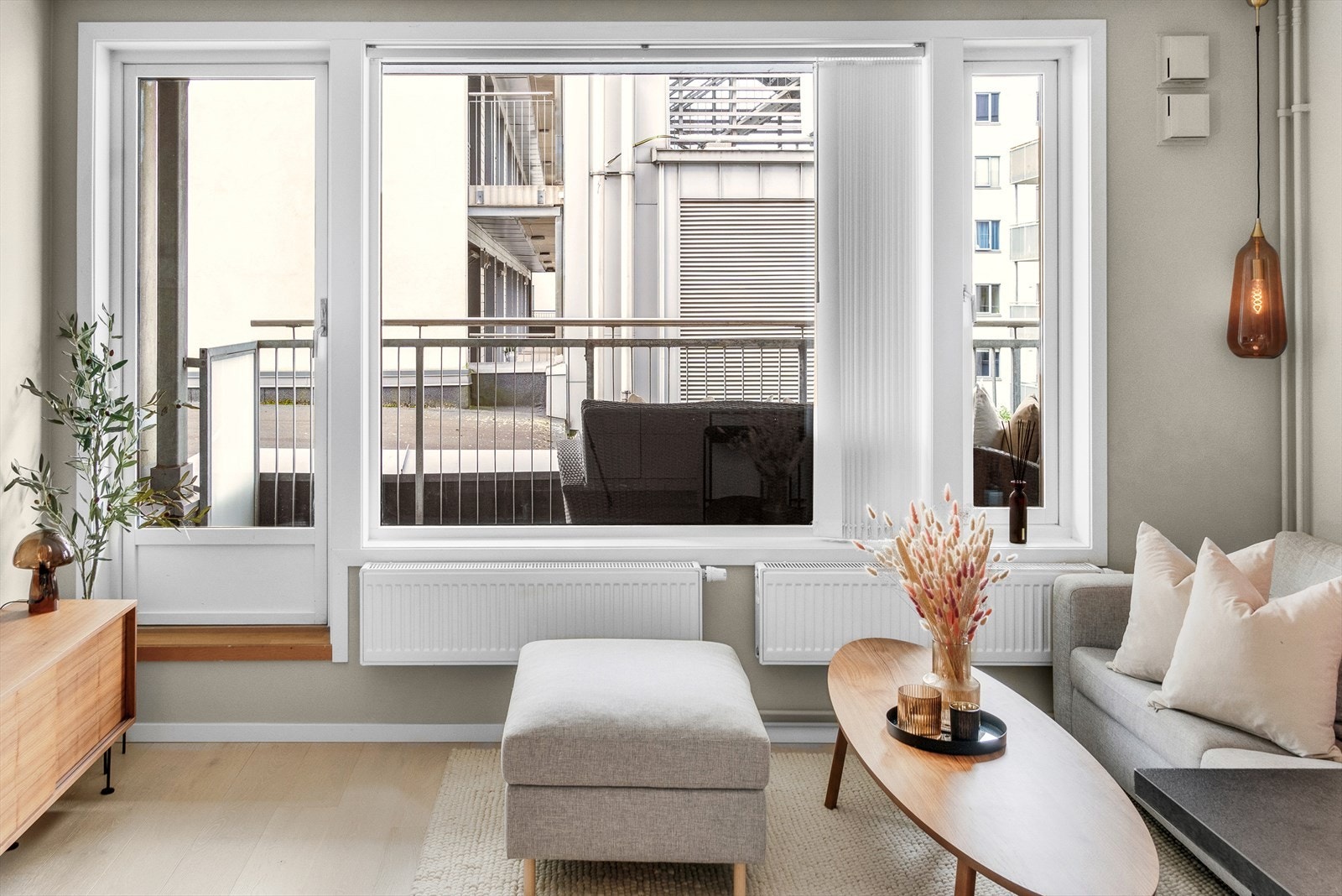 Store vindusflater og utgang til balkong. Plisségardiner montert. Radiatorer tilknyttet fjernvarme. Galleribilde