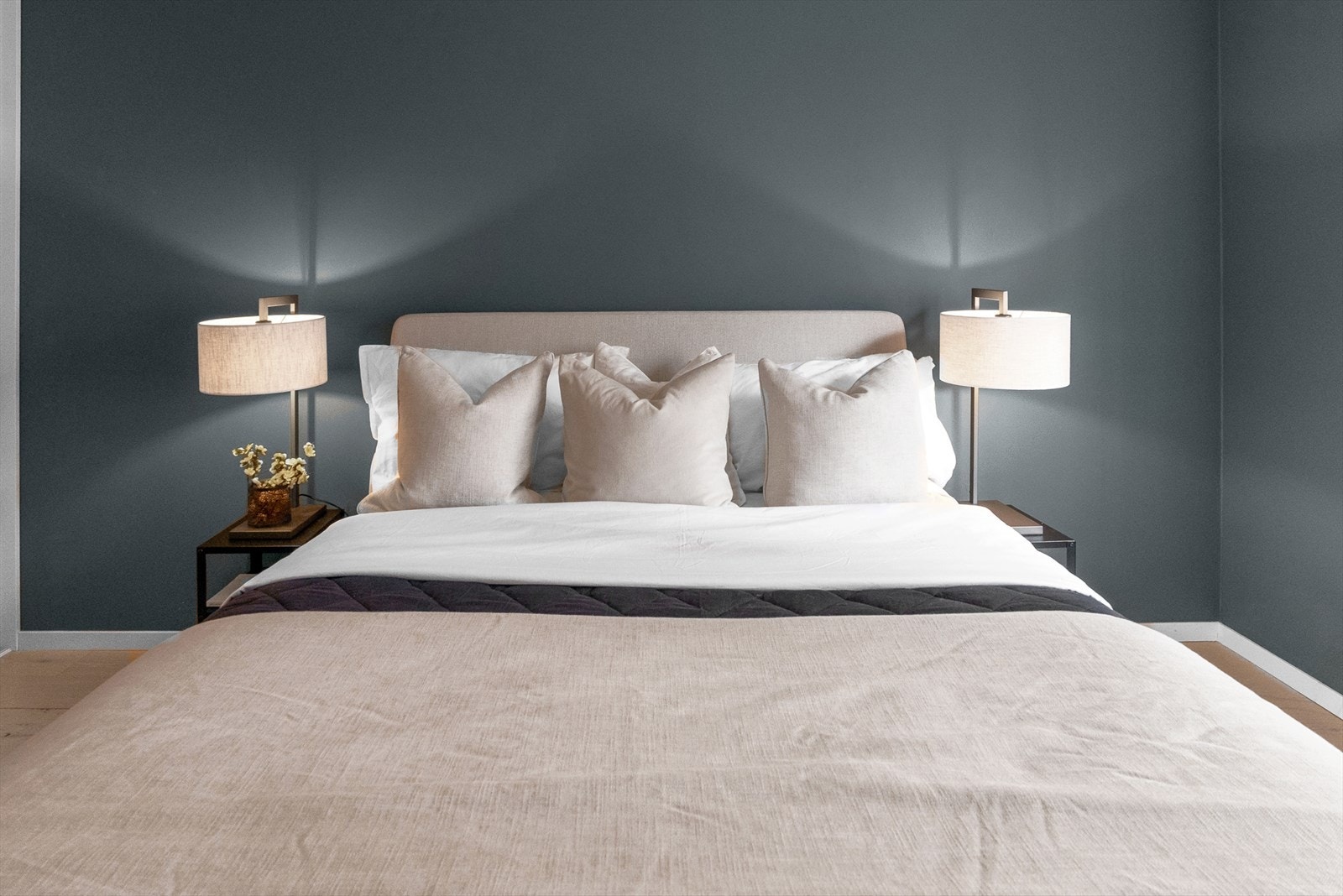 Lunt og behagelig med god plass til dobbeltseng, nattbord, kommode og skrivebord. Galleribilde