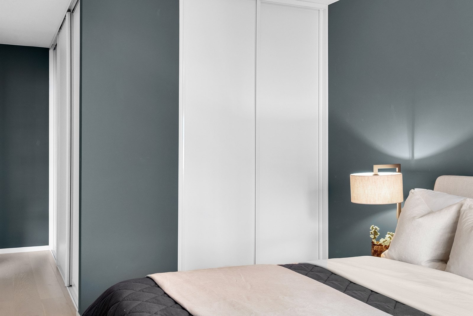 Soverommet har 2 plassbygde skyvedørsgarderober med god lagringsplass. Galleribilde