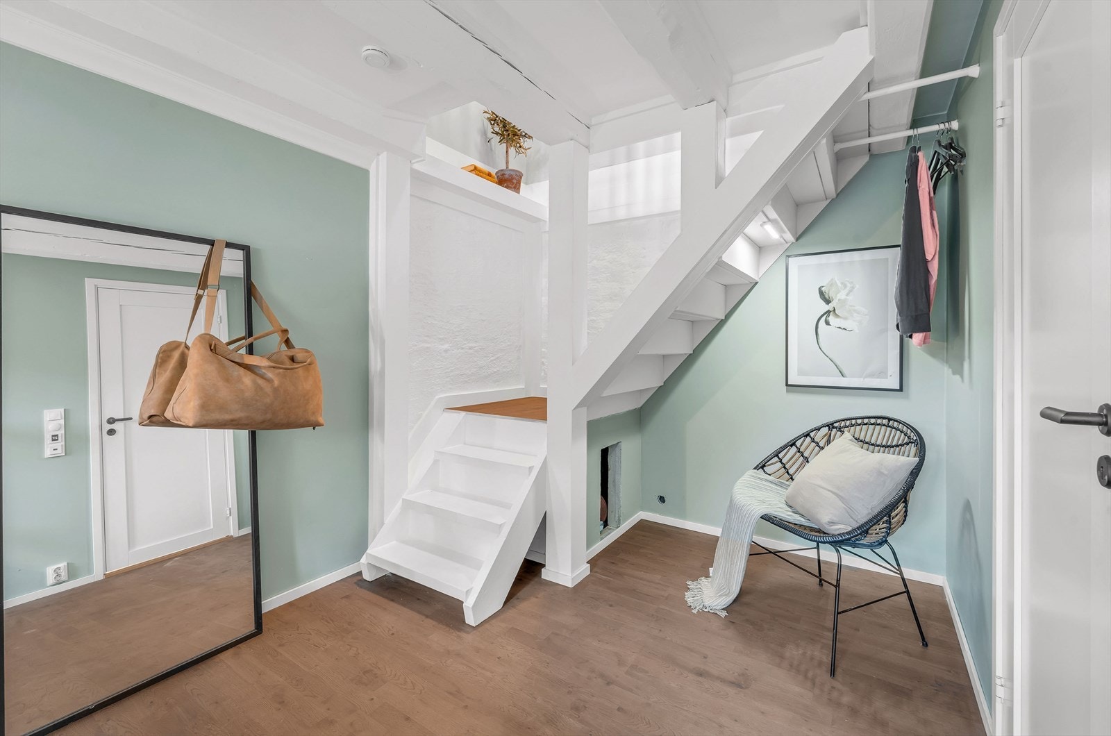 Tar du turen ned trappen finner du bad og soverom Galleribilde