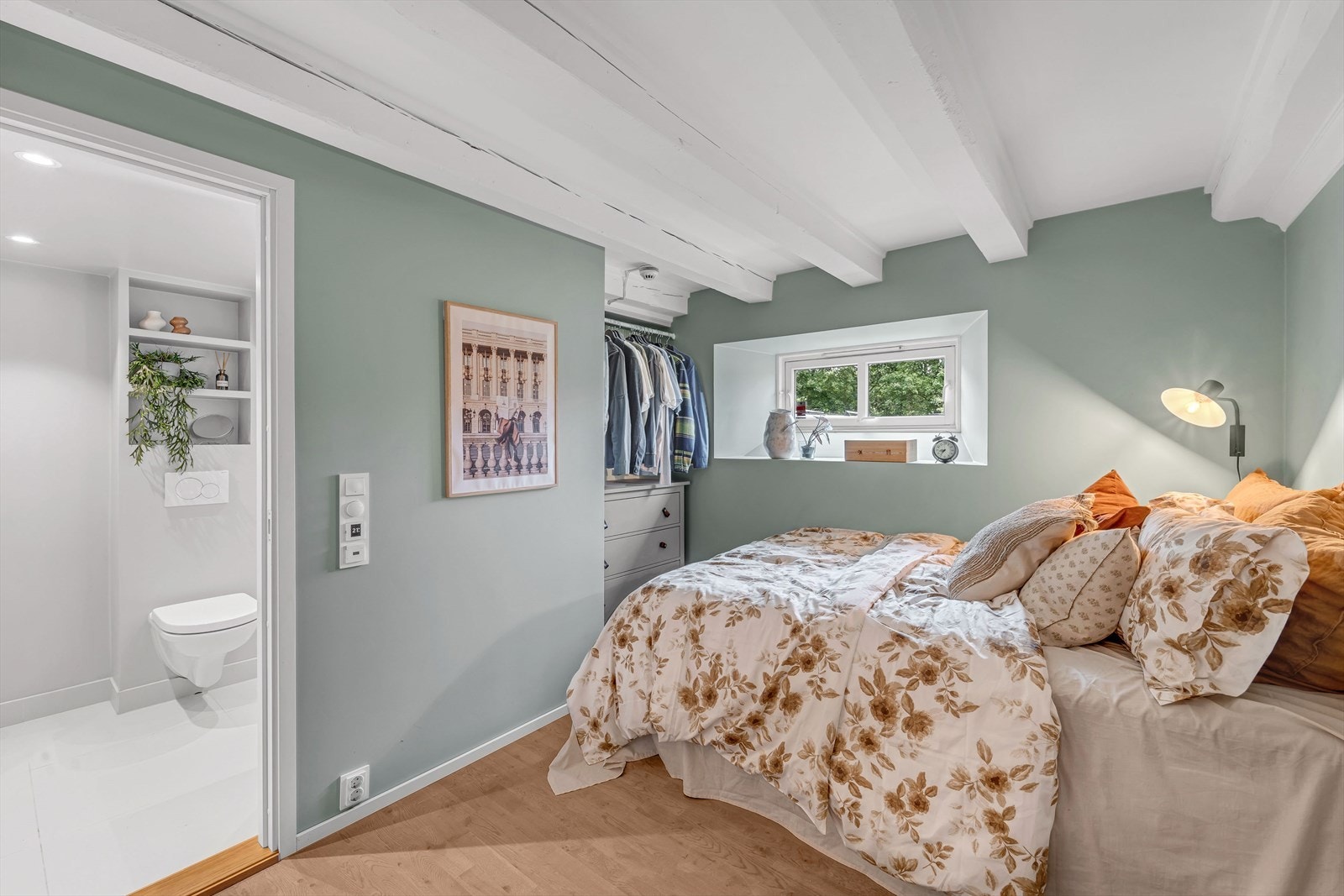 lunt og koselig soverom som vender ut mot rolige omgivelser Galleribilde