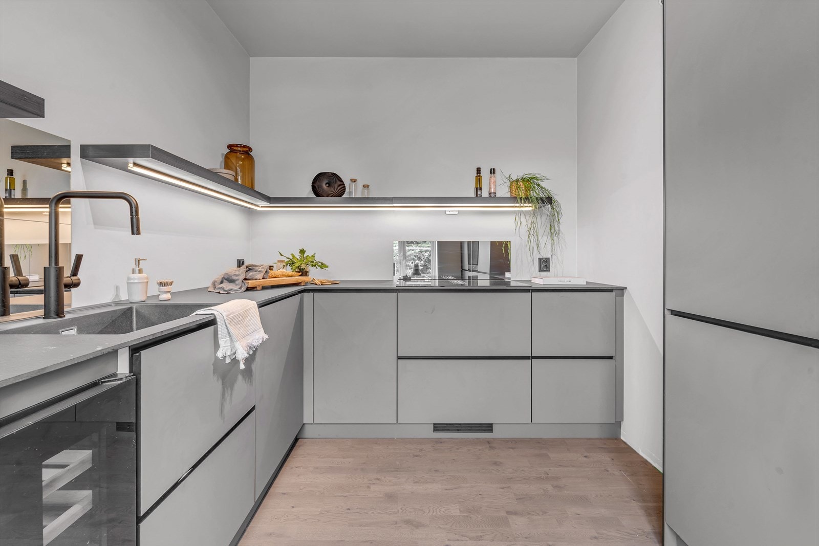 Moderne og praktisk kjøkken, med bra skap og benkeplass Galleribilde