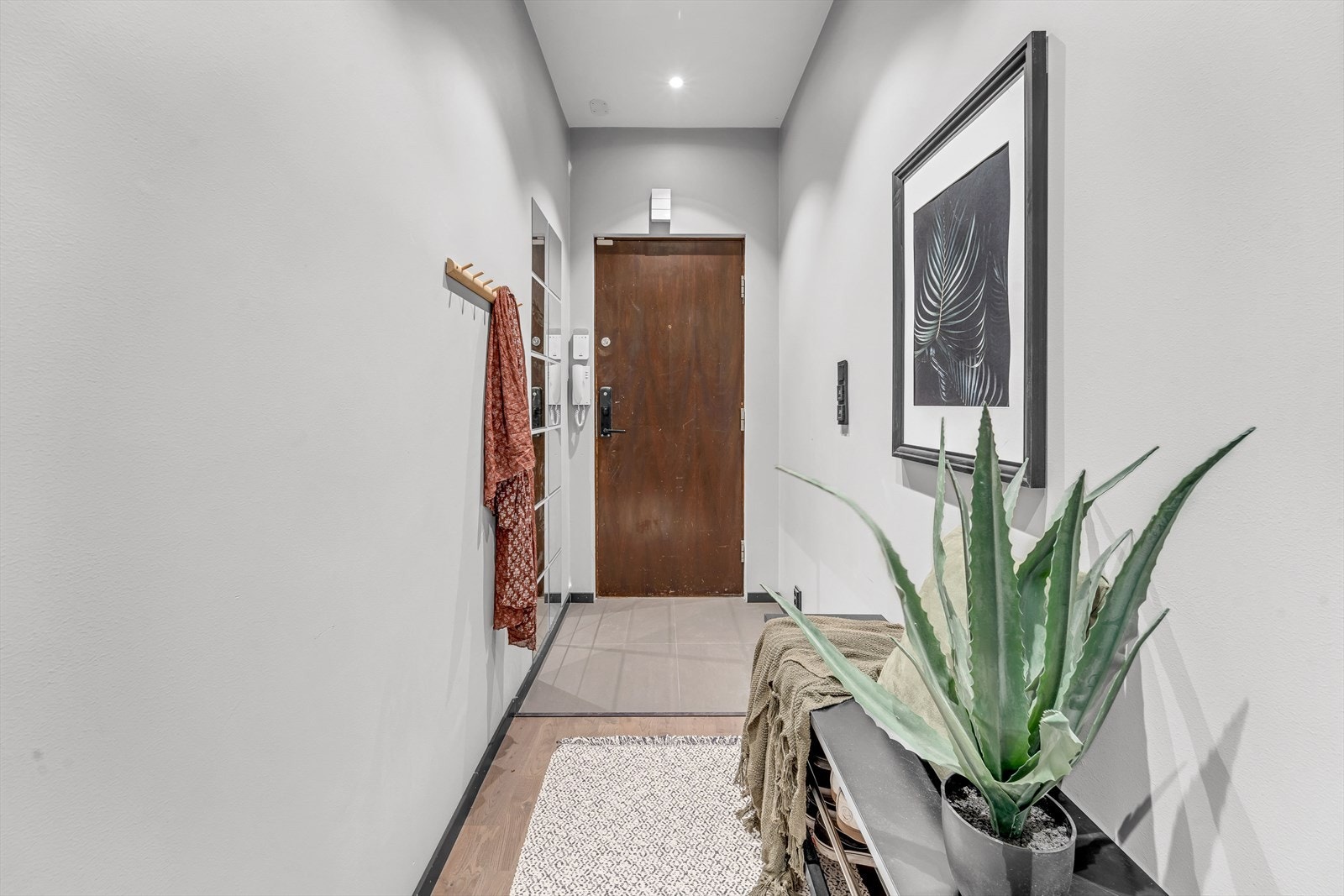 Inngangsdør utstyrt med sikkerhetslås og kikkehull Galleribilde