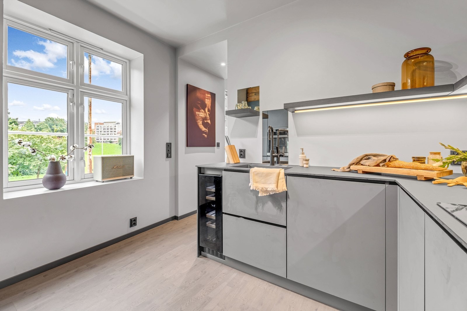 Kjøkkenet er utstyrt med vinskap og oppvaskmaskin Galleribilde