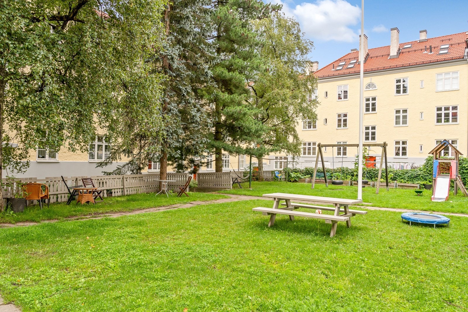 Fellesarealer med sitteplasser og lekeplass for barna. Galleribilde