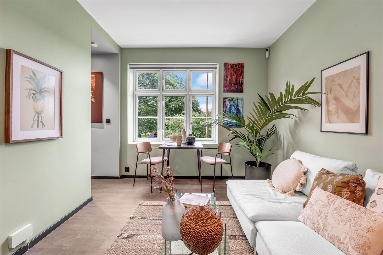 Her kan man flytte rett inn i et hyggelig og pent hjem med moderne uttrykk. Galleribilde