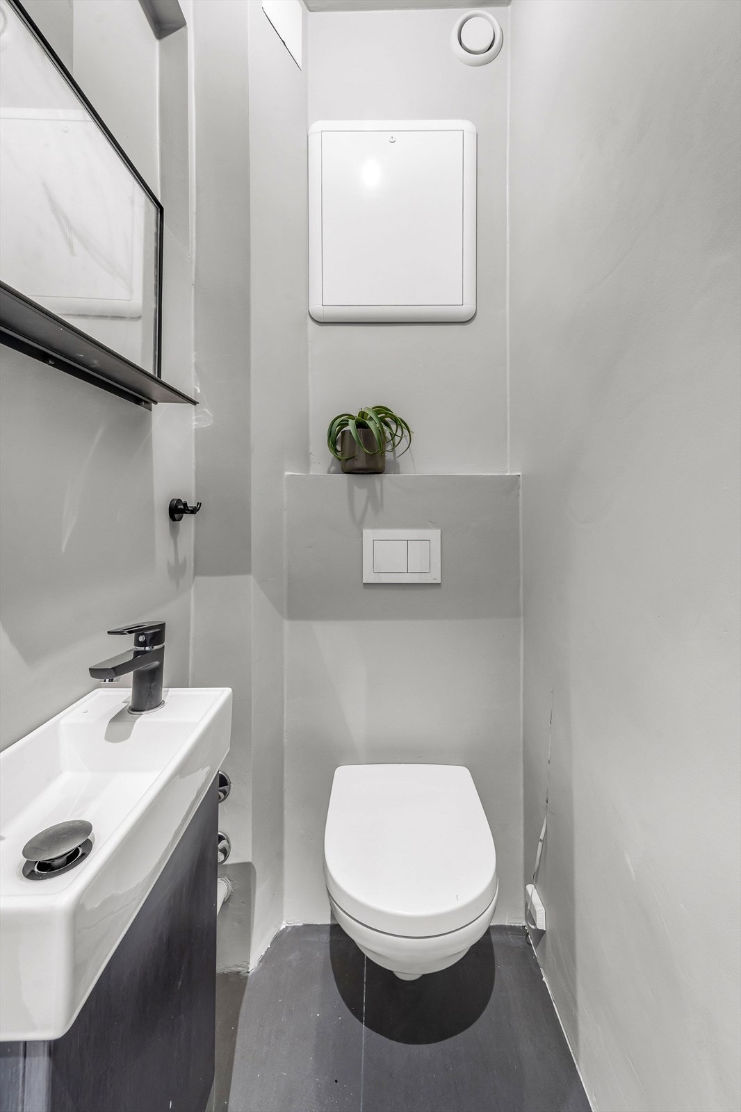 Toalettrom med flislagt gulv og elektriske varmekabler. Galleribilde