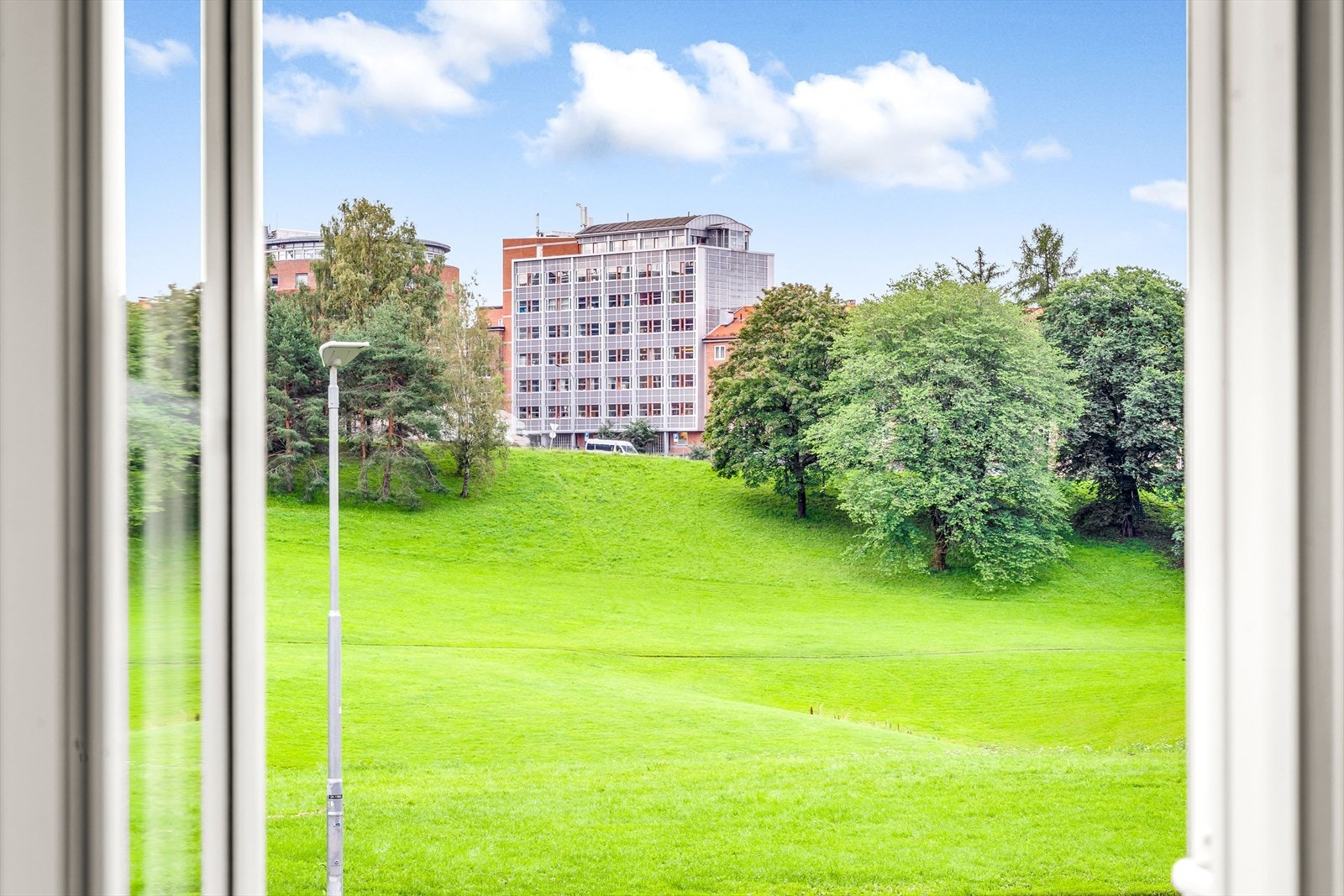 Utsikt fra vinduet over Torshovdalen. Galleribilde