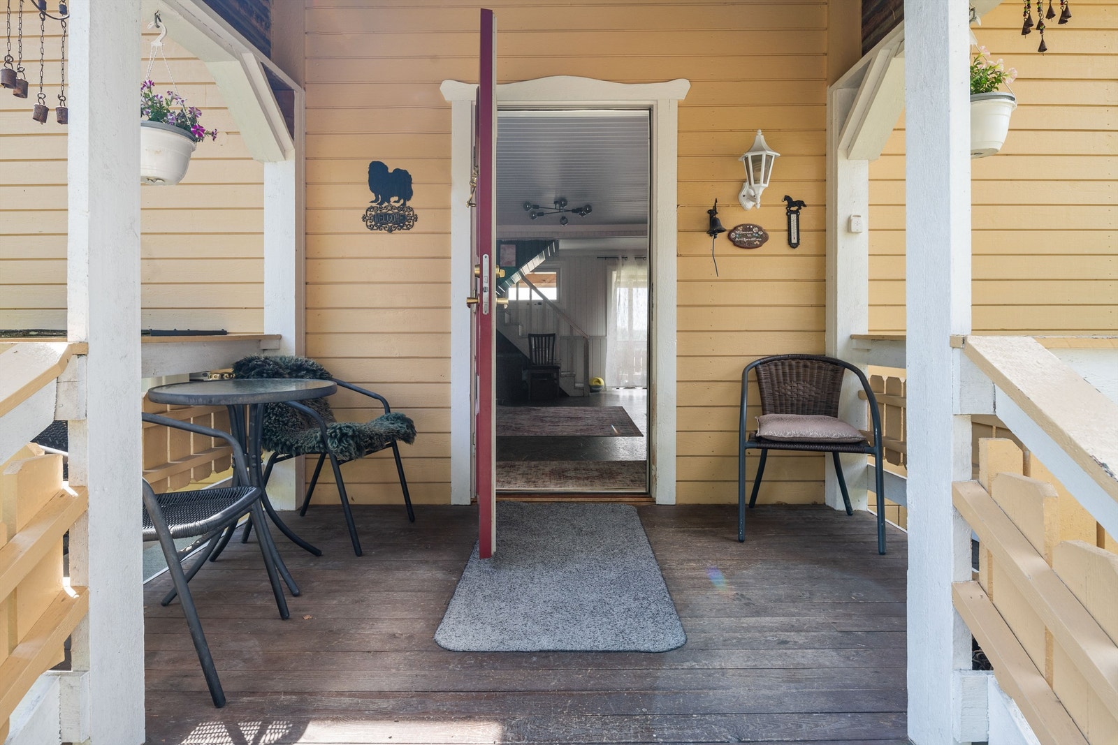 Inngang fra overbygget veranda Galleribilde