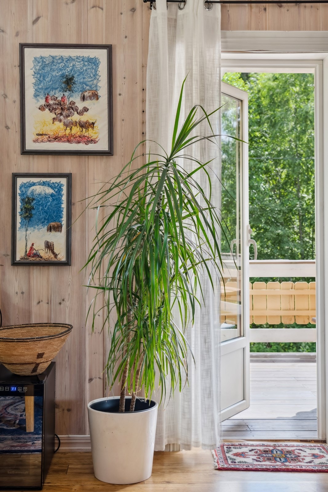 Utgang til den store terrassen fra stuen Galleribilde