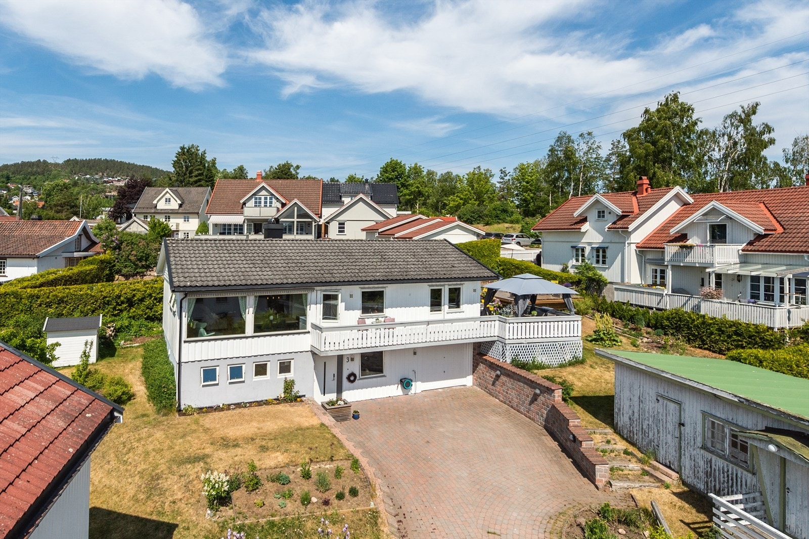 Boligen ligger i Svelvik sentrum, med få minutters gange til strand, brygge og fjorden, med gode bade- og fiskemuligheter. Galleribilde