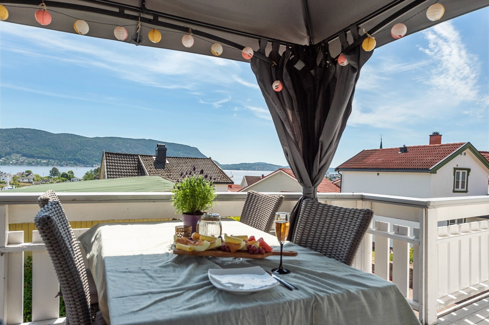 Fra stuen er det utgang til en flott veranda, med fin utsikt. Galleribilde