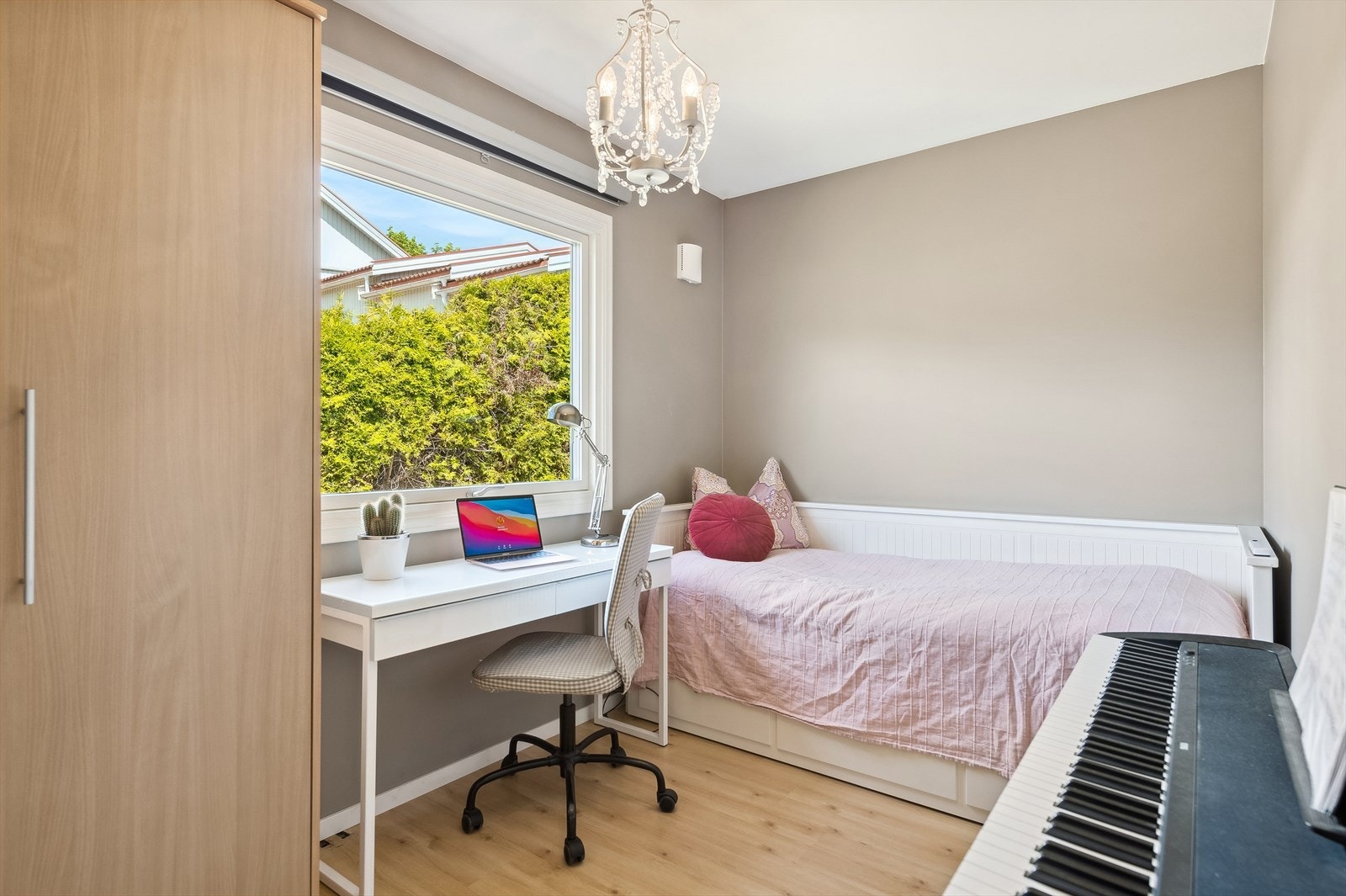 Soverom nr. 2 med garderobeskap. Galleribilde