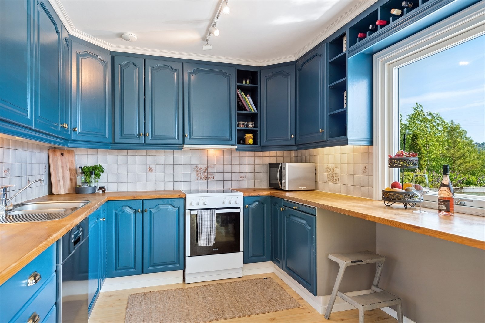 Boligen har et separat kjøkken med praktisk innredning. Galleribilde