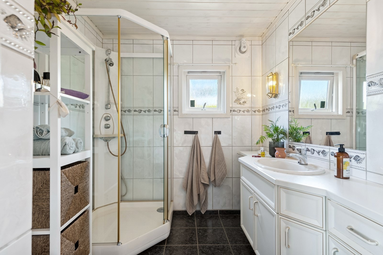 Badet i underetasjen har flislagte overflater. Galleribilde