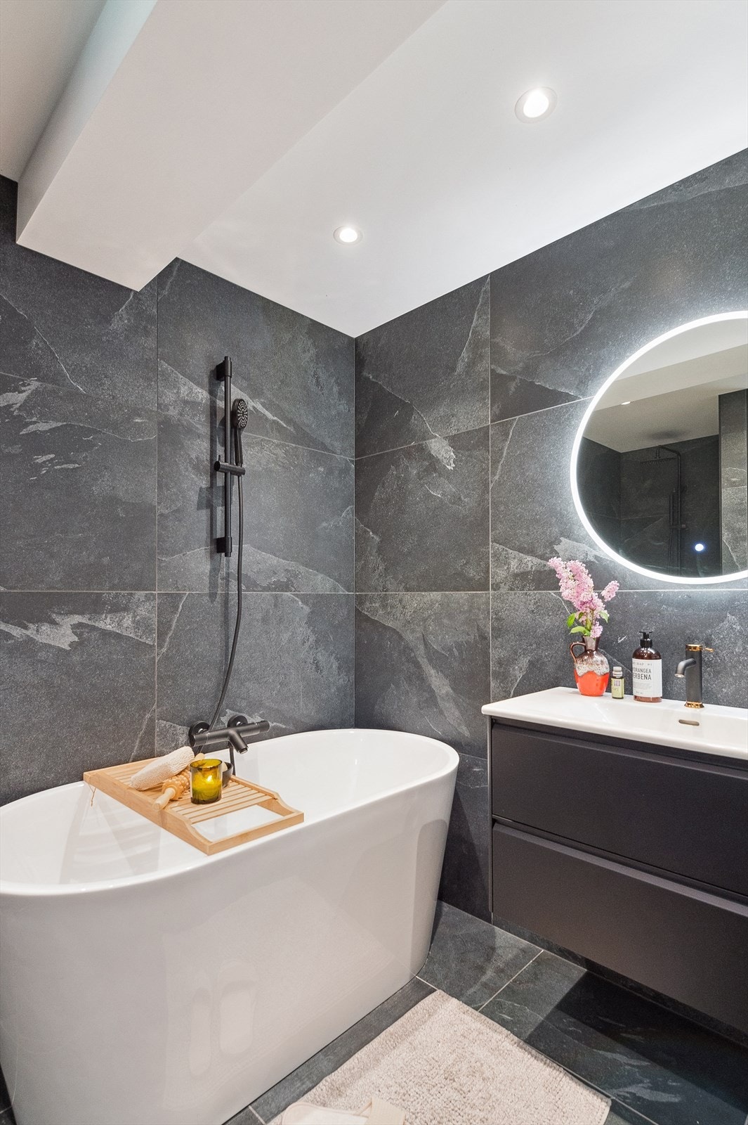 Badet i 1. etasje er innredet med dusjnisje, servant, toalett og badekar. Galleribilde