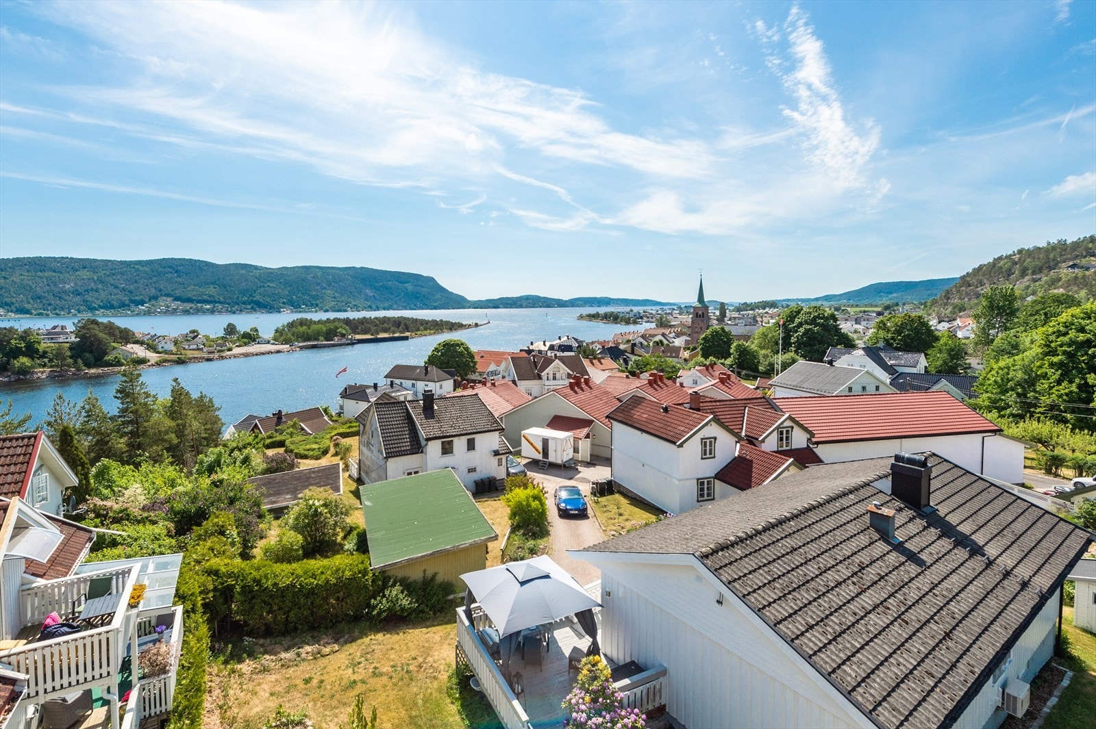 Losjeveien 3 har en fin beliggenhet i et attraktivt og meget sjønært boligområde, i Svelvik sentrum. Galleribilde
