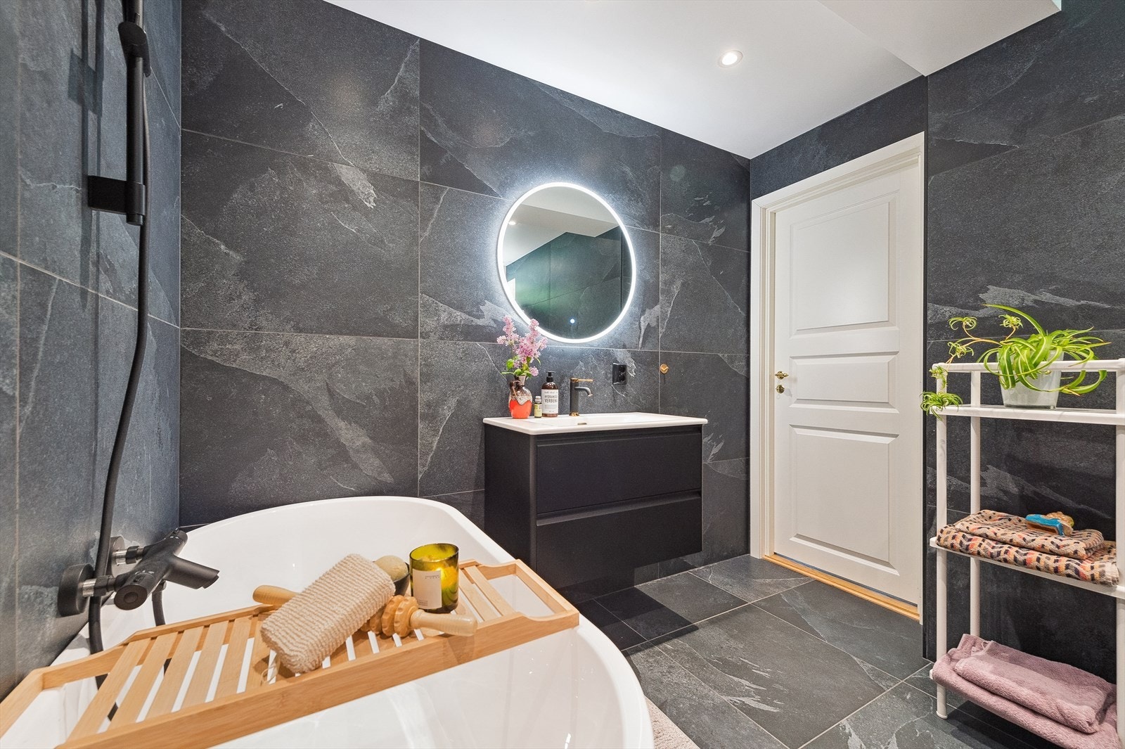 Badet har opplegg for vaskemaskin og tørketrommel. Galleribilde