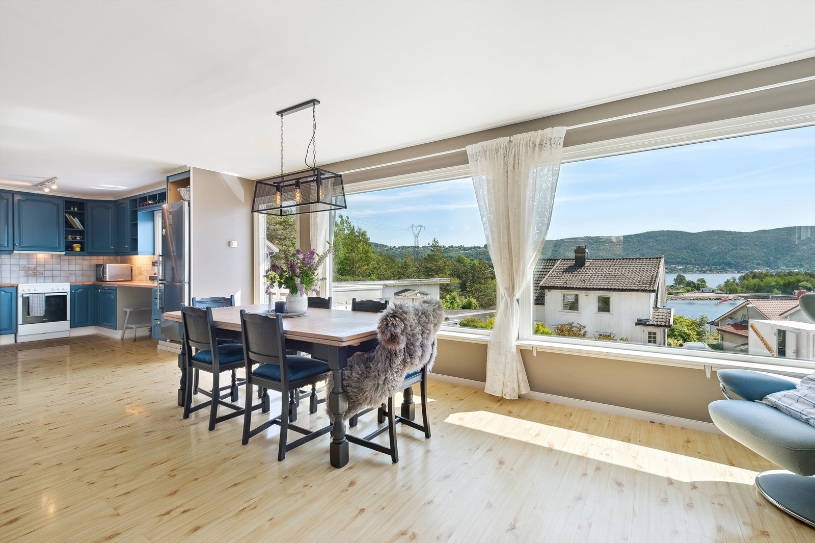 Boligen har en lys og innbydende stue med store vindusflater og flott utsikt. Galleribilde