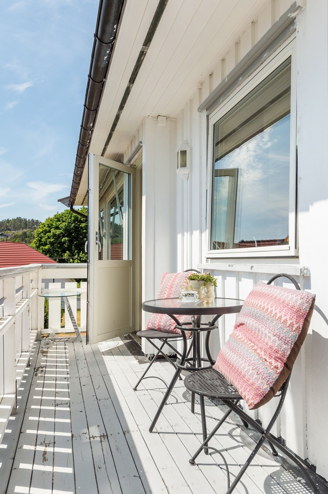 På verandaen er det plass for utemøbelement. Galleribilde