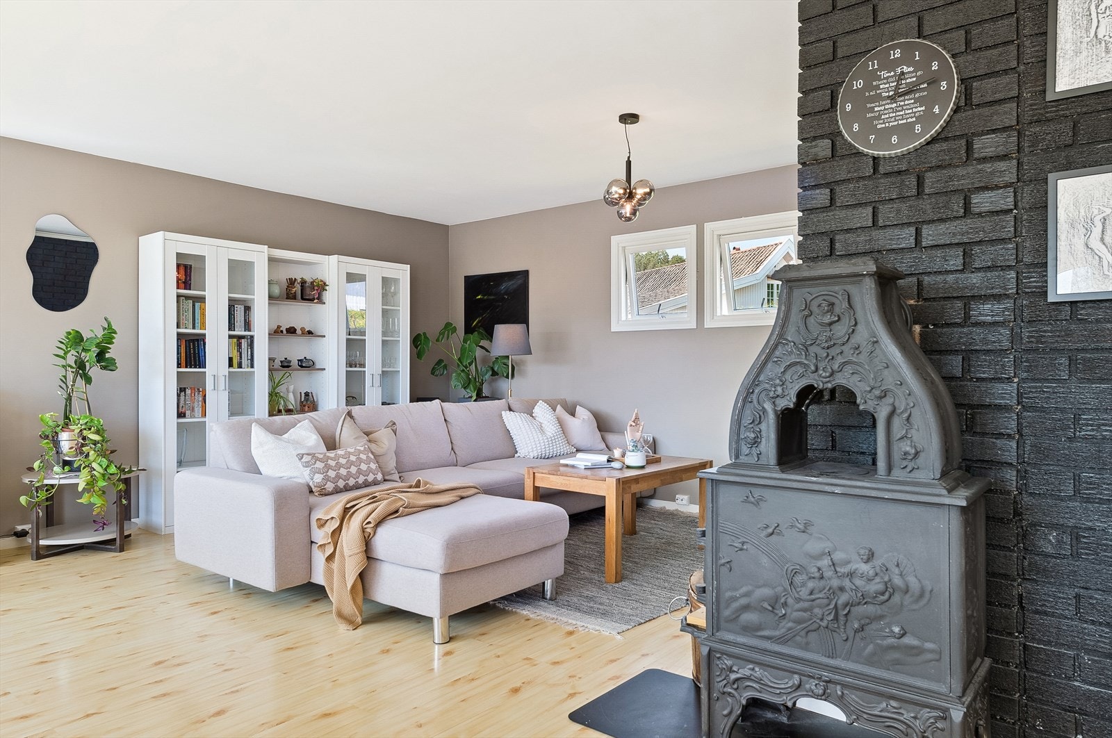 Stuen har lysmalte overflater og laminat på gulv. Galleribilde