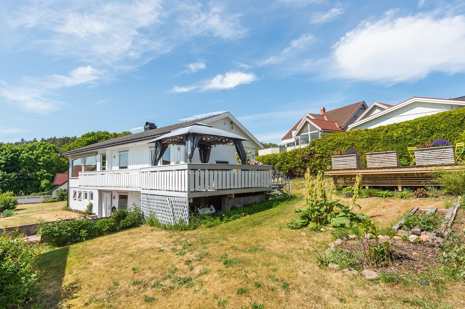 Høyt beliggende enebolig med fin utsikt og gode solforhold. Galleribilde