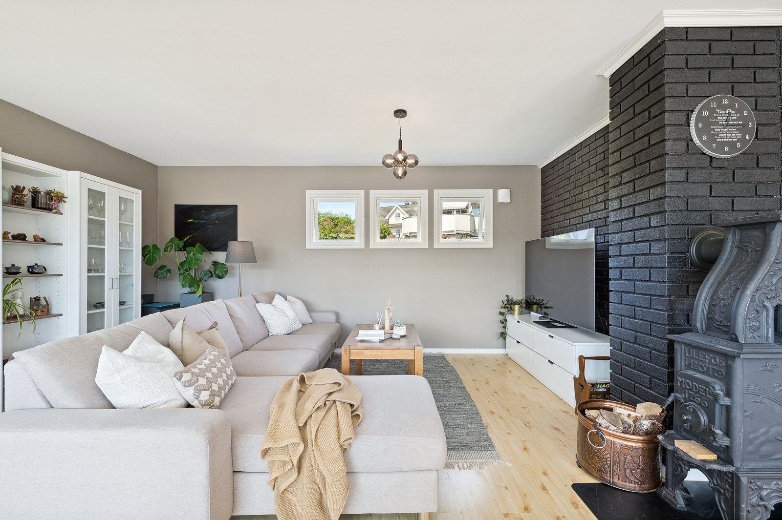 Stuen er romlig og det er god plass til innredning Galleribilde