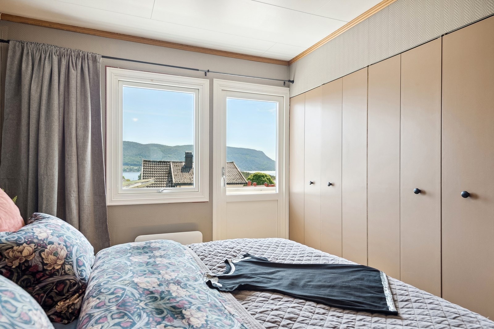 Hovedsoverommet har en romslig garderobe og utgang til hyggelig veranda. Galleribilde