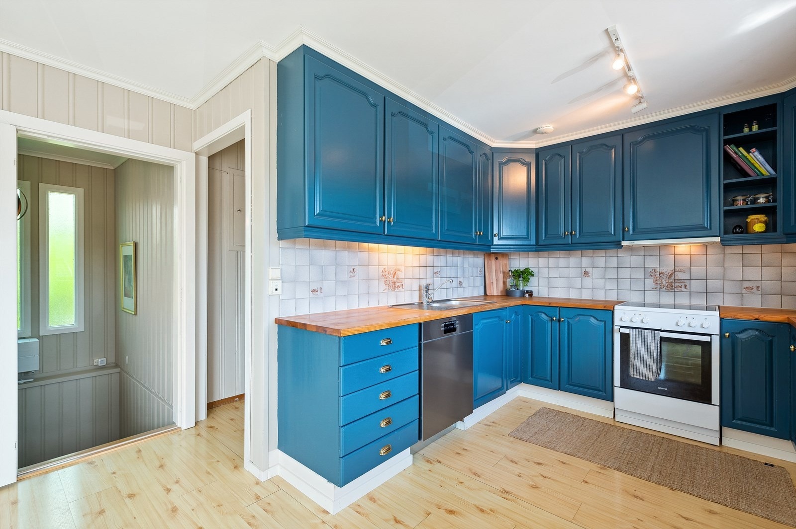 Innredningen har avsatt plass for frittstående hvitevarer. Galleribilde