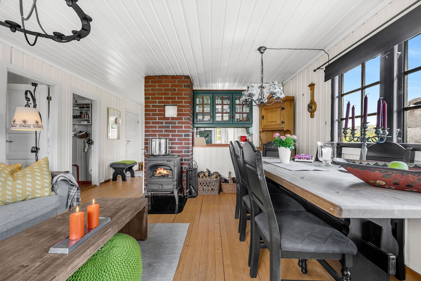 Stue/spisestue med peis for hygge og varme! Galleribilde