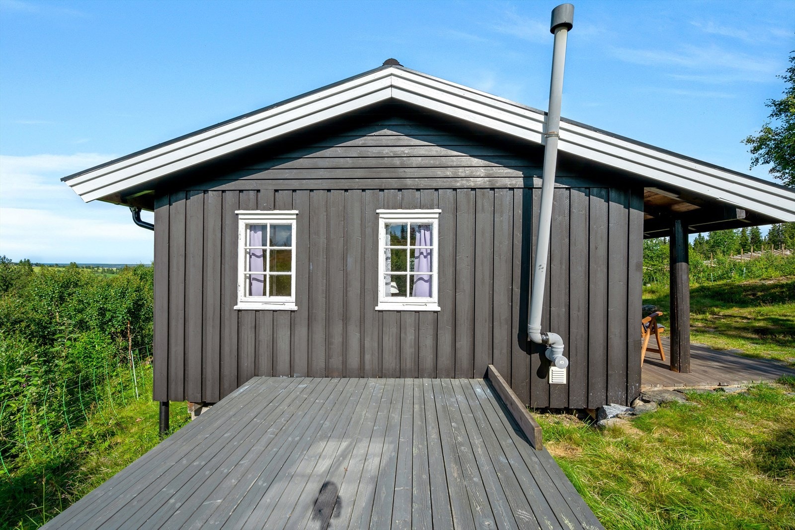 Rundt hytta er det lagt flere plattinger for hyggelige utesoner. Galleribilde