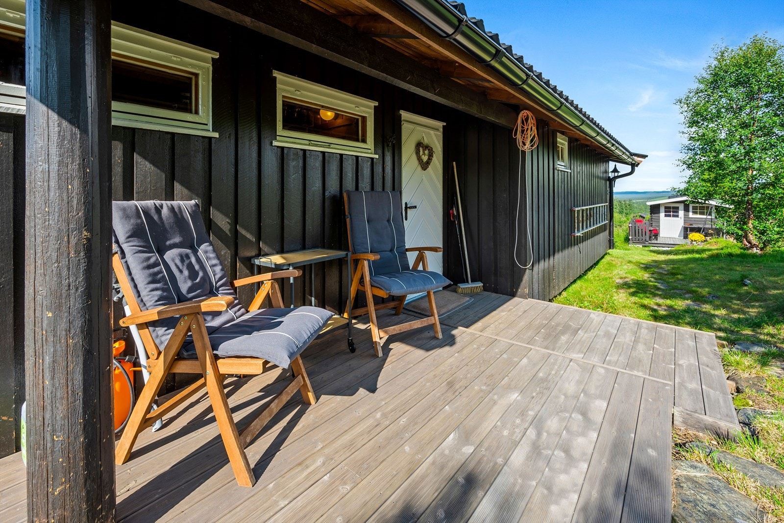 Delvis overbygget inngangsparti med platting. Galleribilde