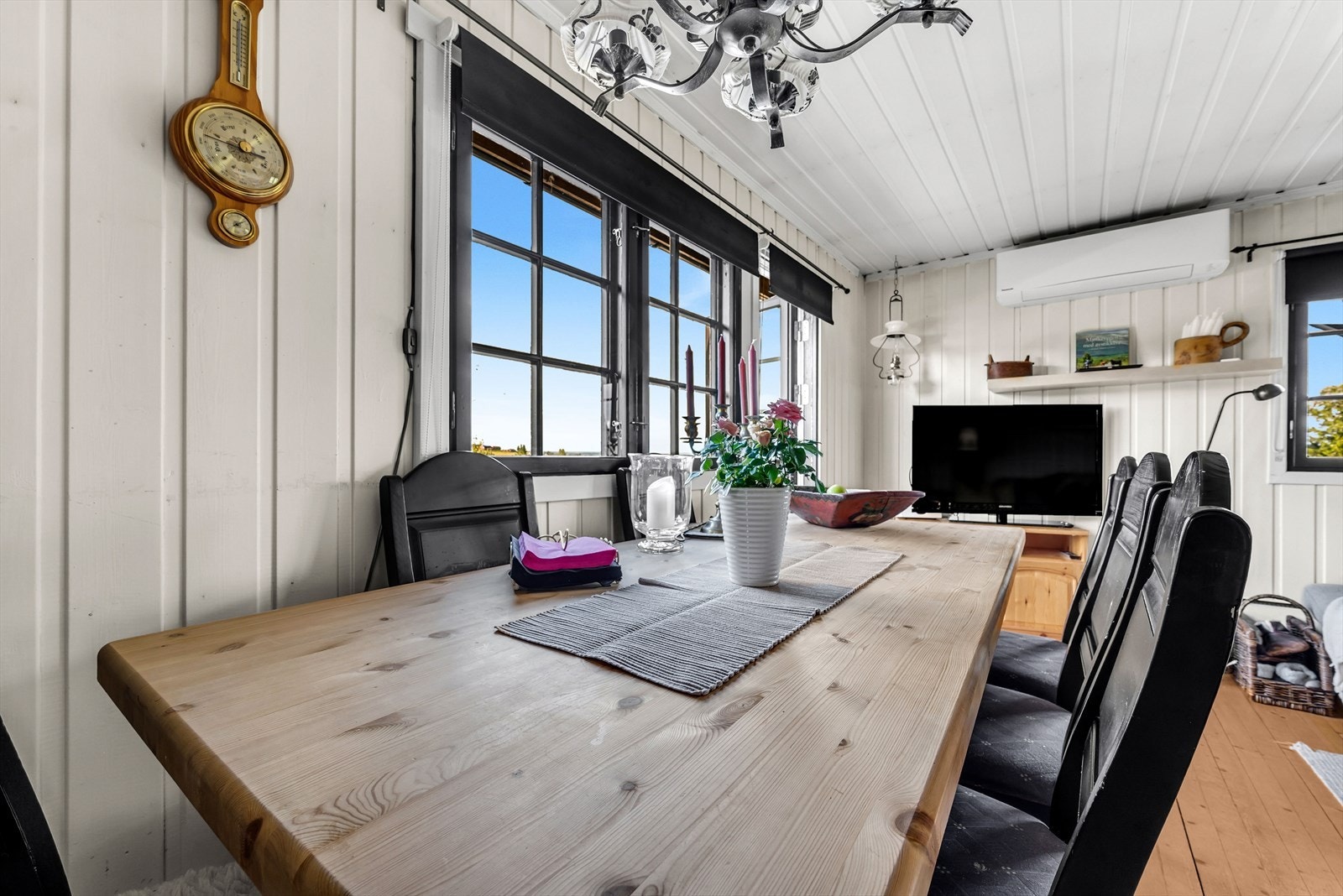 Godt med naturlig lysinnslipp. Varmepumpe er montert i nyere tid. Galleribilde