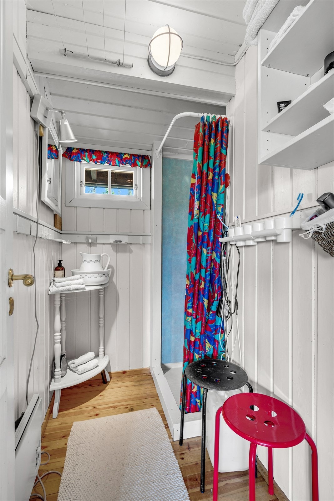 Badet har ikke innlagt vann. Dusjen pumper vann fra kanne. Galleribilde