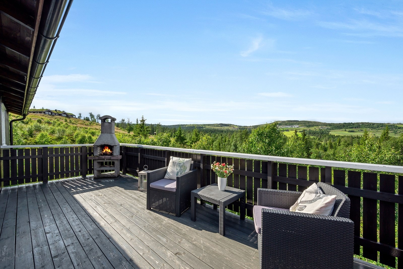Veranda av god størrelse med flott utsikt mot Storefjell.
Utepeis for ekstra hygge! Galleribilde