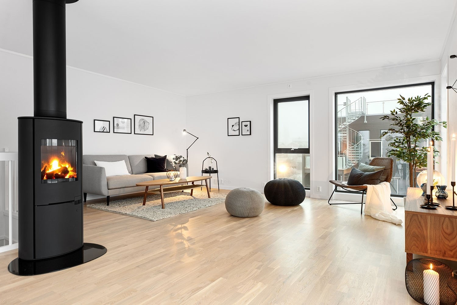 Flott peisovn med stålpipe og elektrisitet, sørger for oppvarming. Foto fra tilsvarende bolig. Avvik vil forekomme. Galleribilde