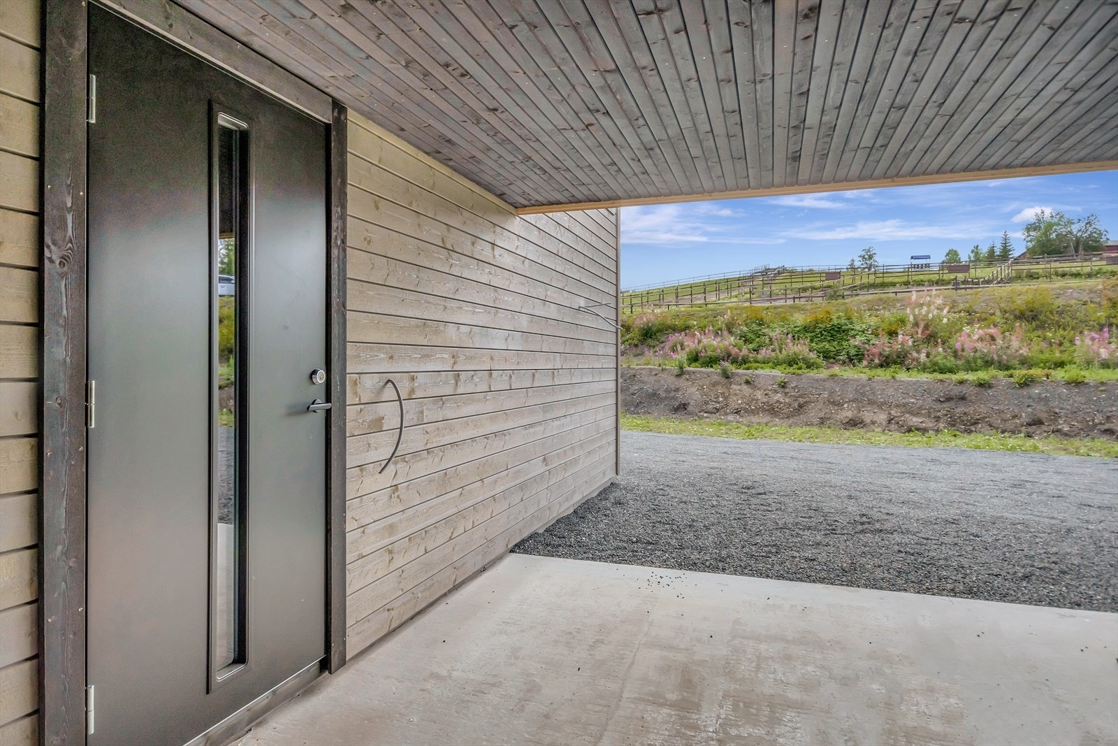 Carport og overbygd inngangsparti Galleribilde