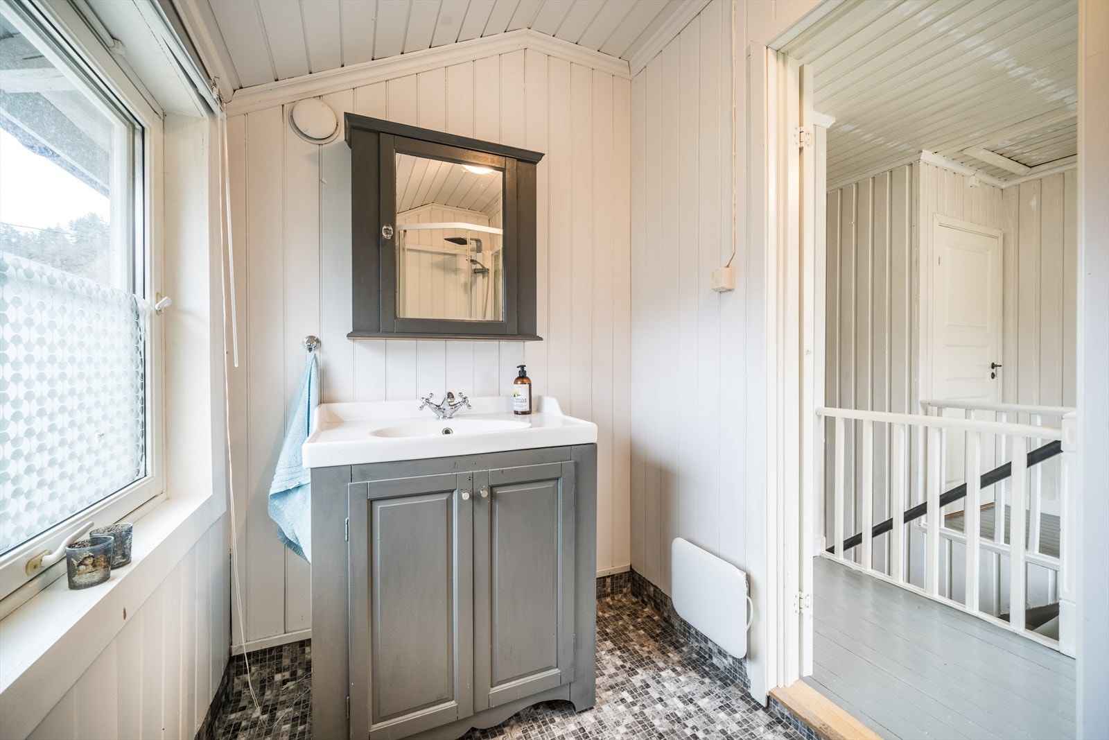 Bad m/wc, dusjkabinett og servant. Galleribilde