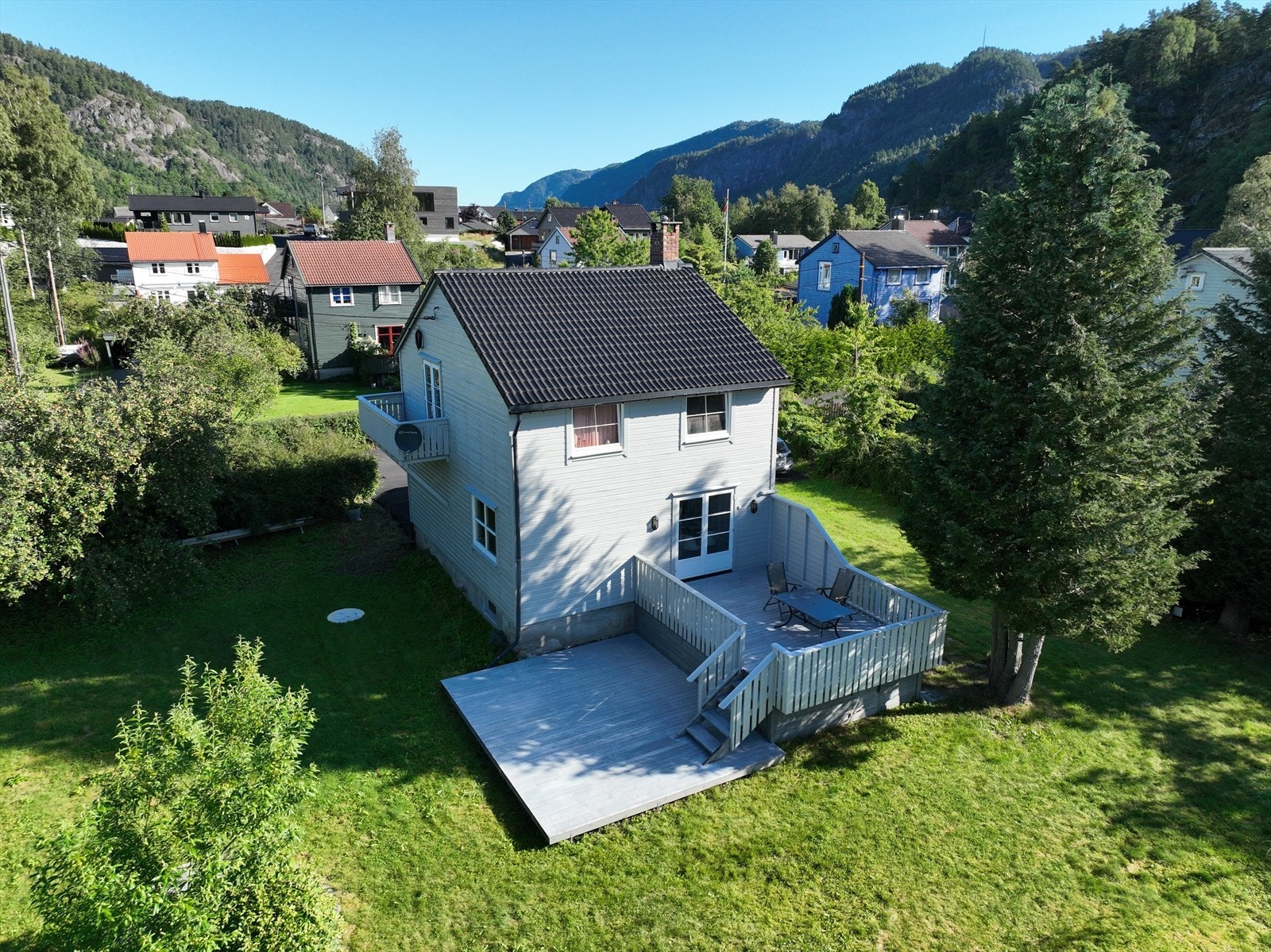 Fra stua har du utgang til veranda og terrasse. Galleribilde