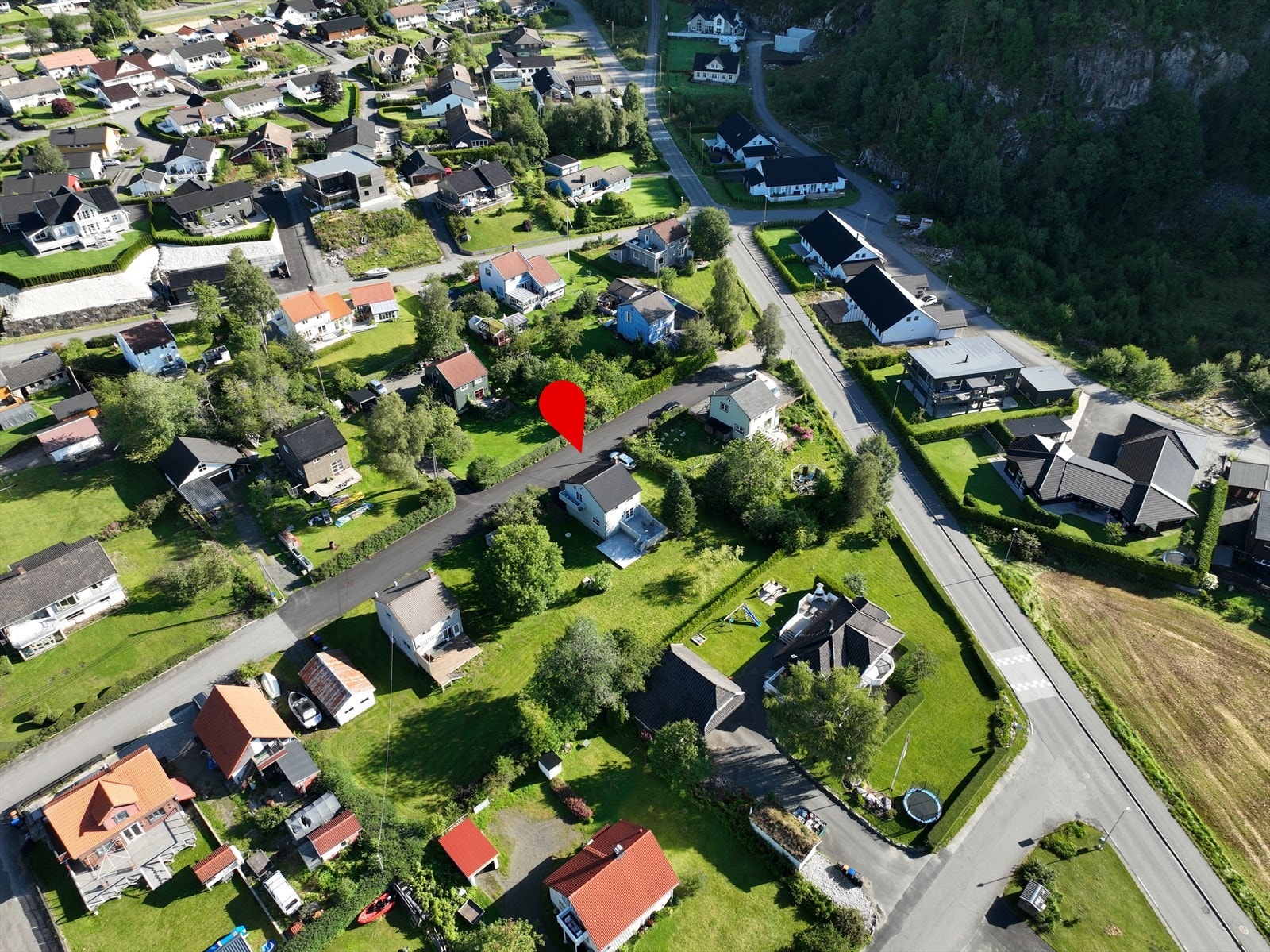 Fra eiendommen er det nærhet til bl.a. matvarehandel, skole, barnehage, lekeplass, badeplass og offentlig transport. Galleribilde
