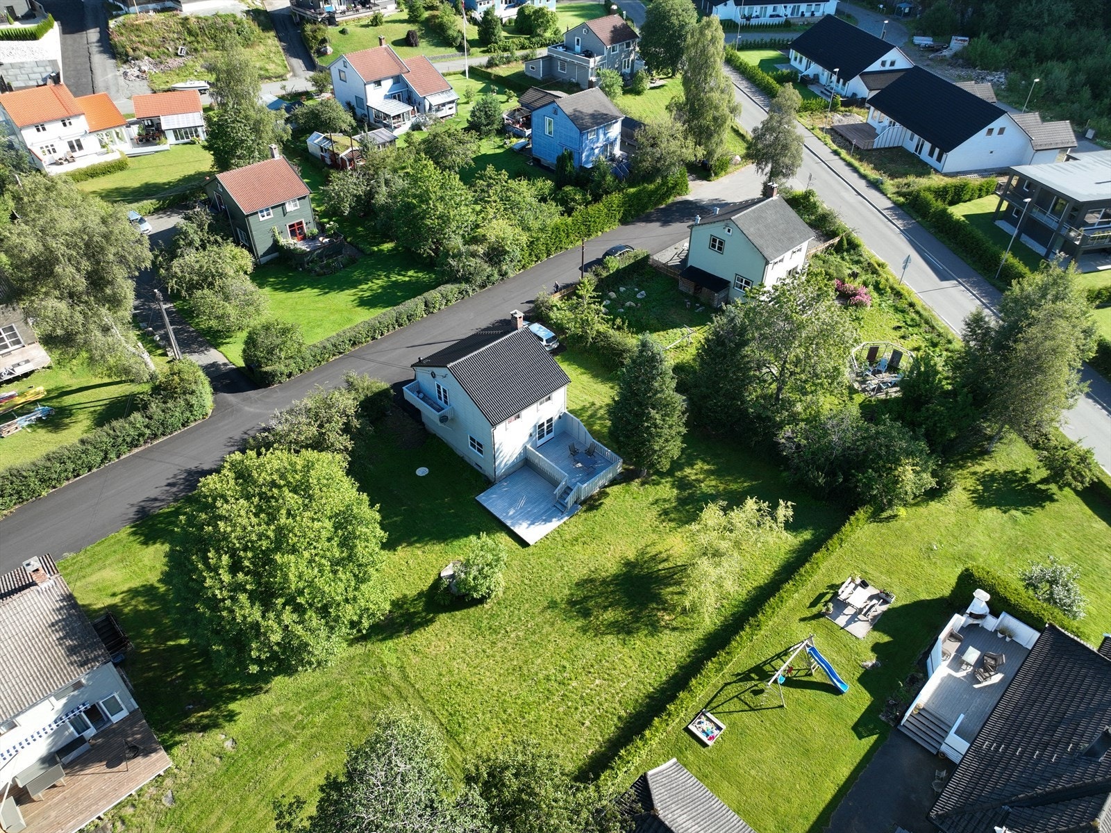 Stor, solrik og lettstelt hage! Galleribilde