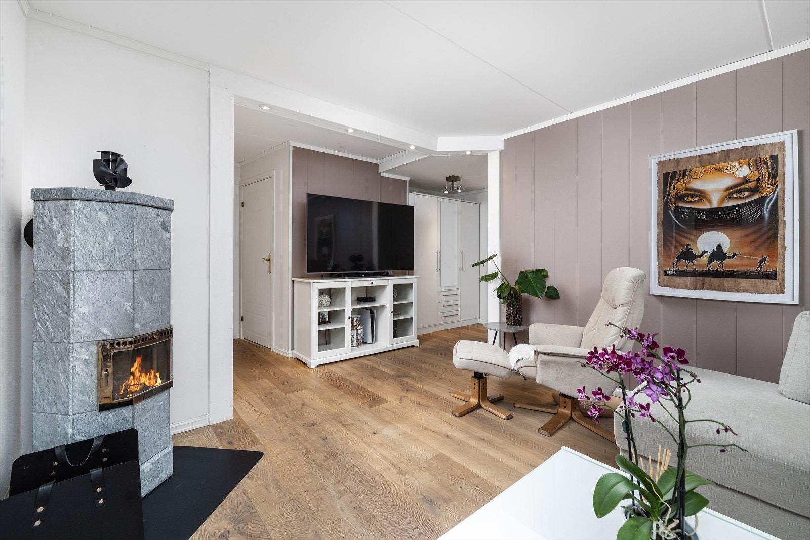 I stuen finnes også en stemningsfull peis. Galleribilde