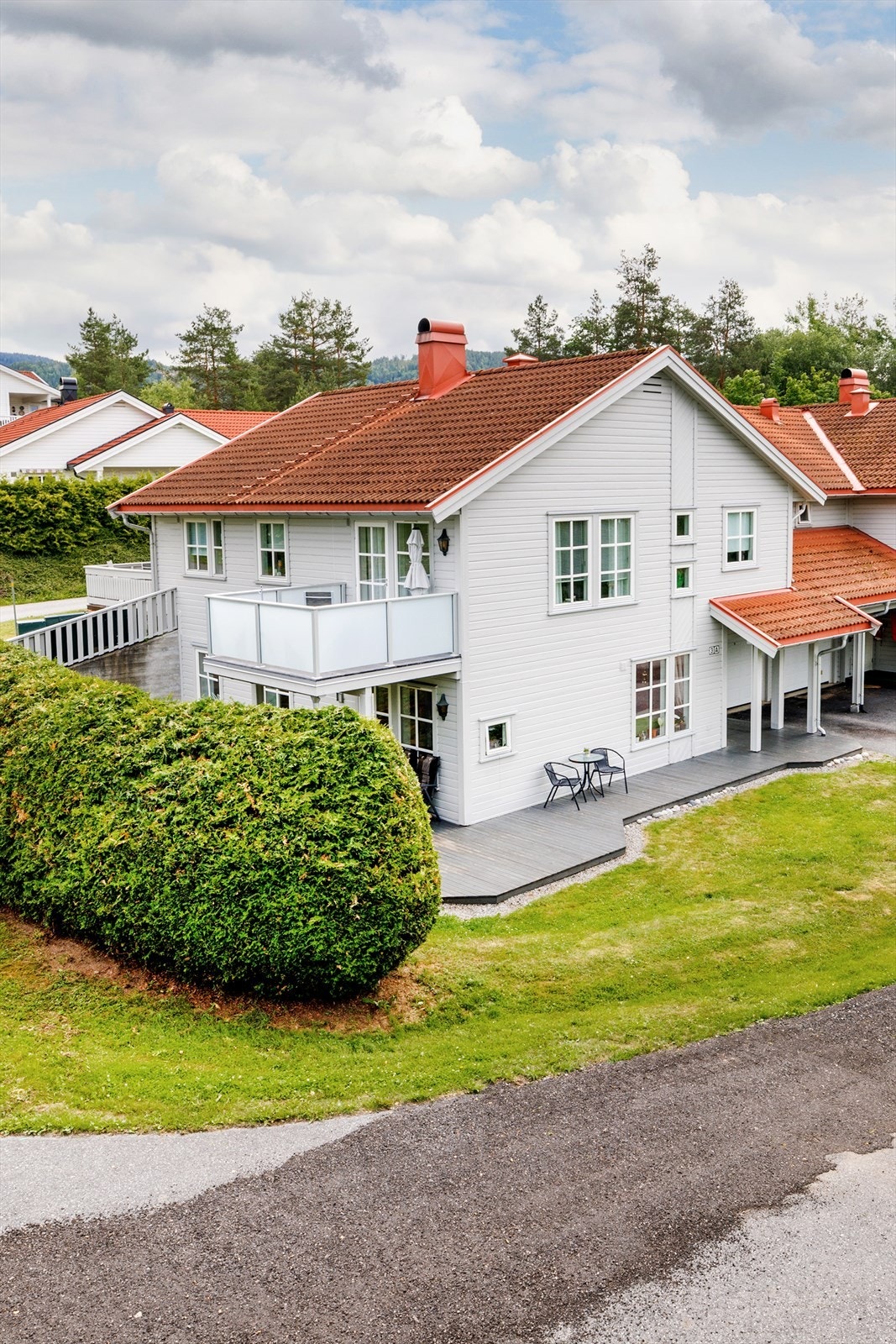 Det er også gode lagringsmuligheter i sportsbod, i garasjen. Galleribilde