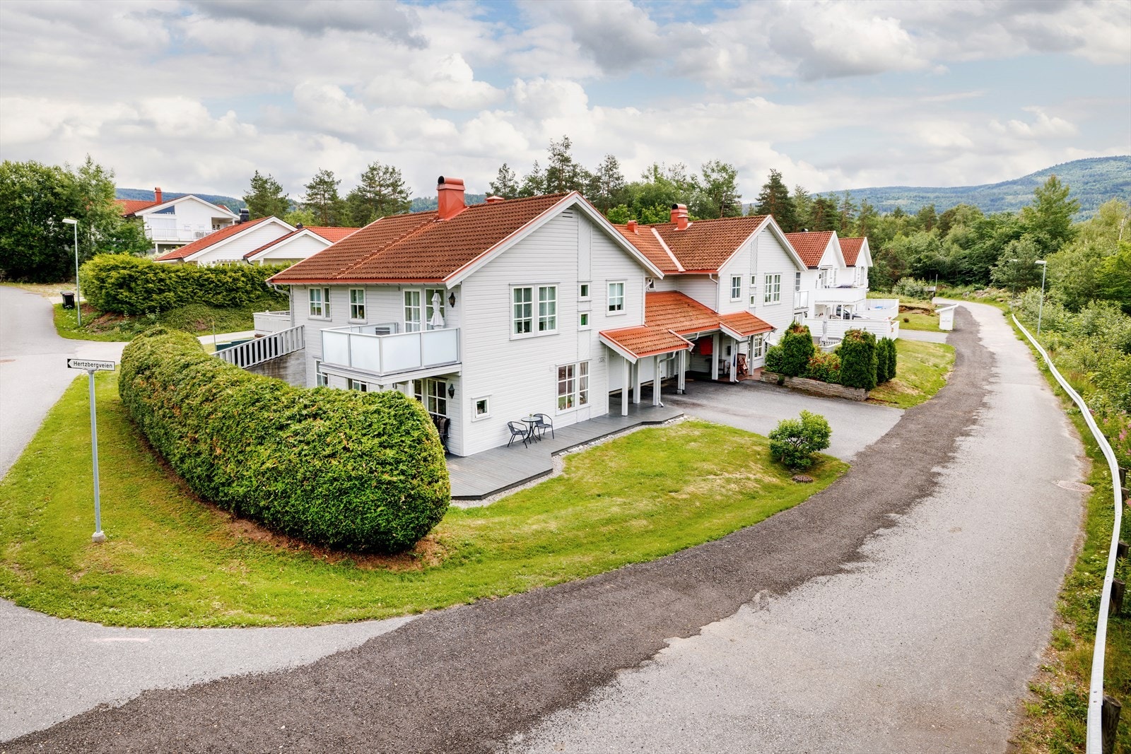 Leiligheten har en fin beliggenhet med kort vei til både dagligvare, buss, skole og idrettsanlegg. Galleribilde