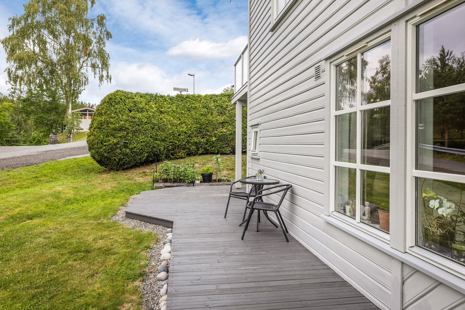 Leiligheten har også lett tilgang til borettslagets grønne fellesarealer, hage og lyshus. Galleribilde