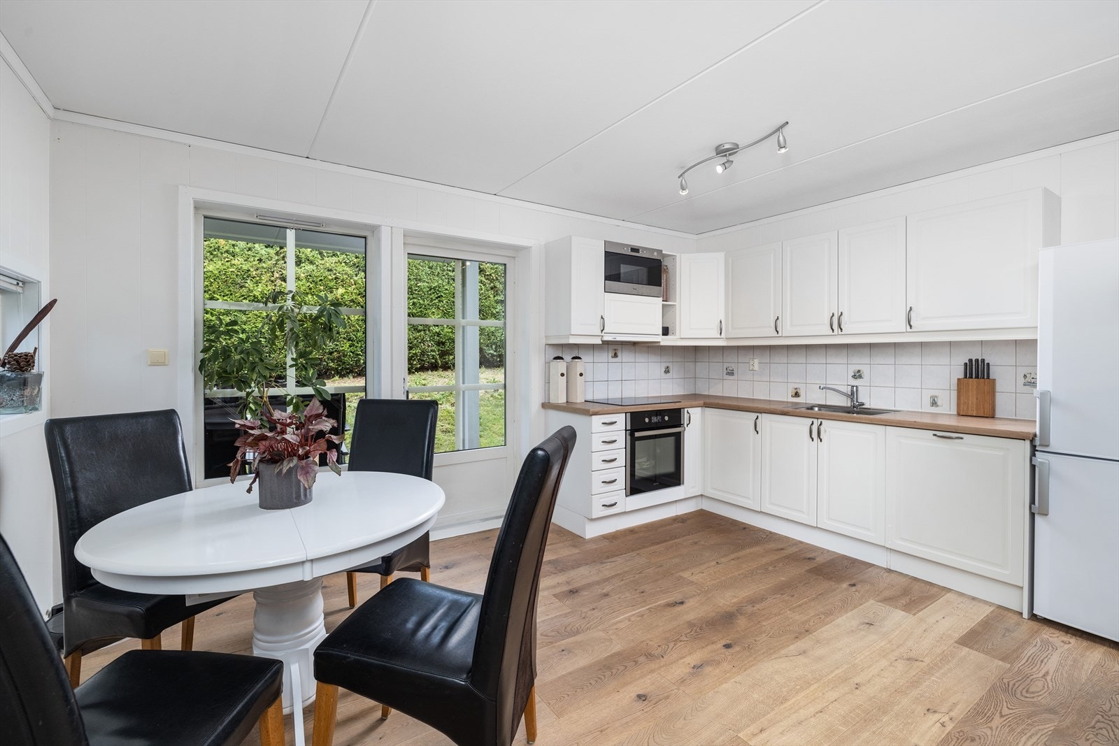 Kjøkkenet har en lys og klassisk innredning med integrert platetopp, stekeovn, mikrobølgeovn og oppvaskmaskin. Galleribilde