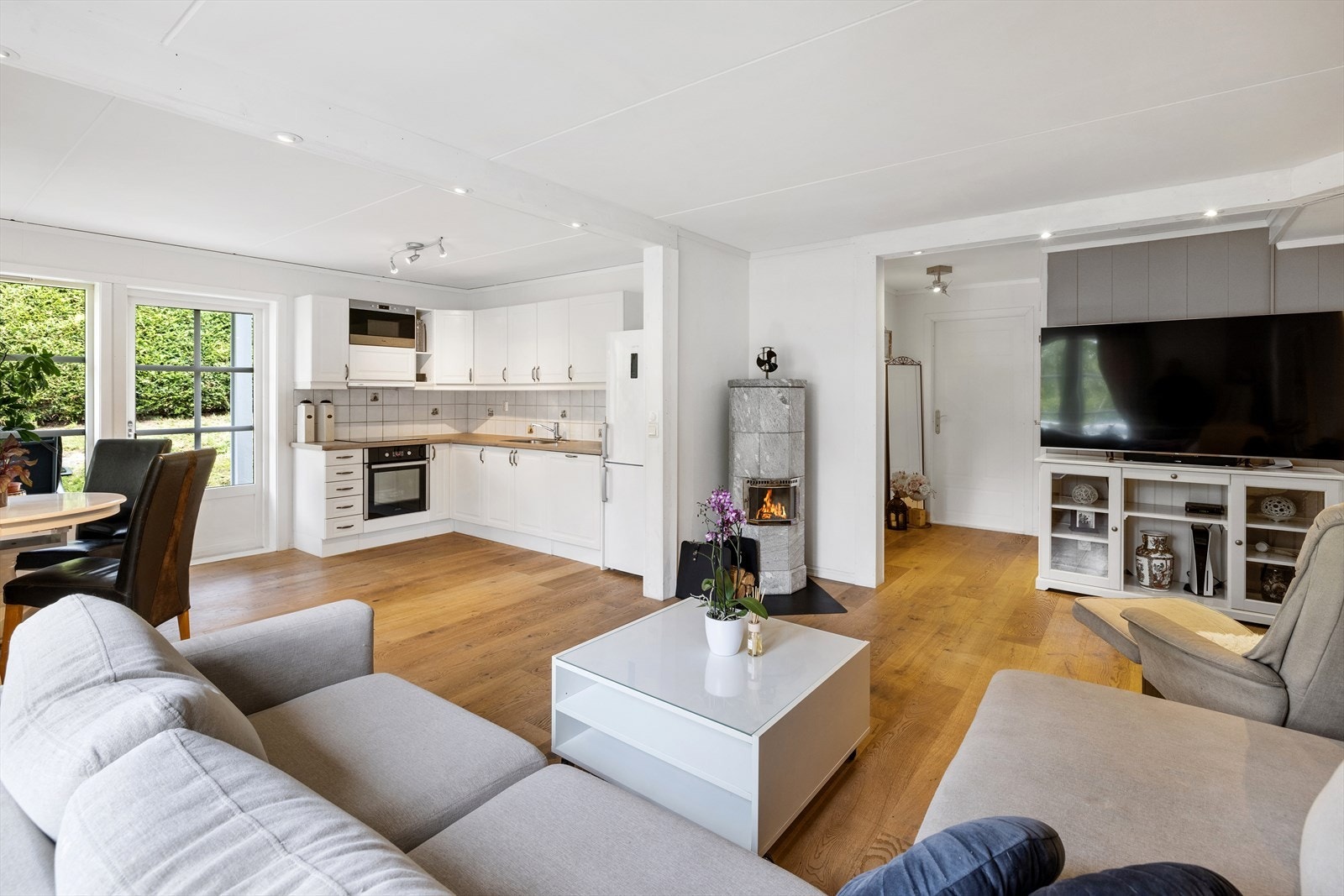 Stuen har moderne åpen løsning mot kjøkkenet. Galleribilde