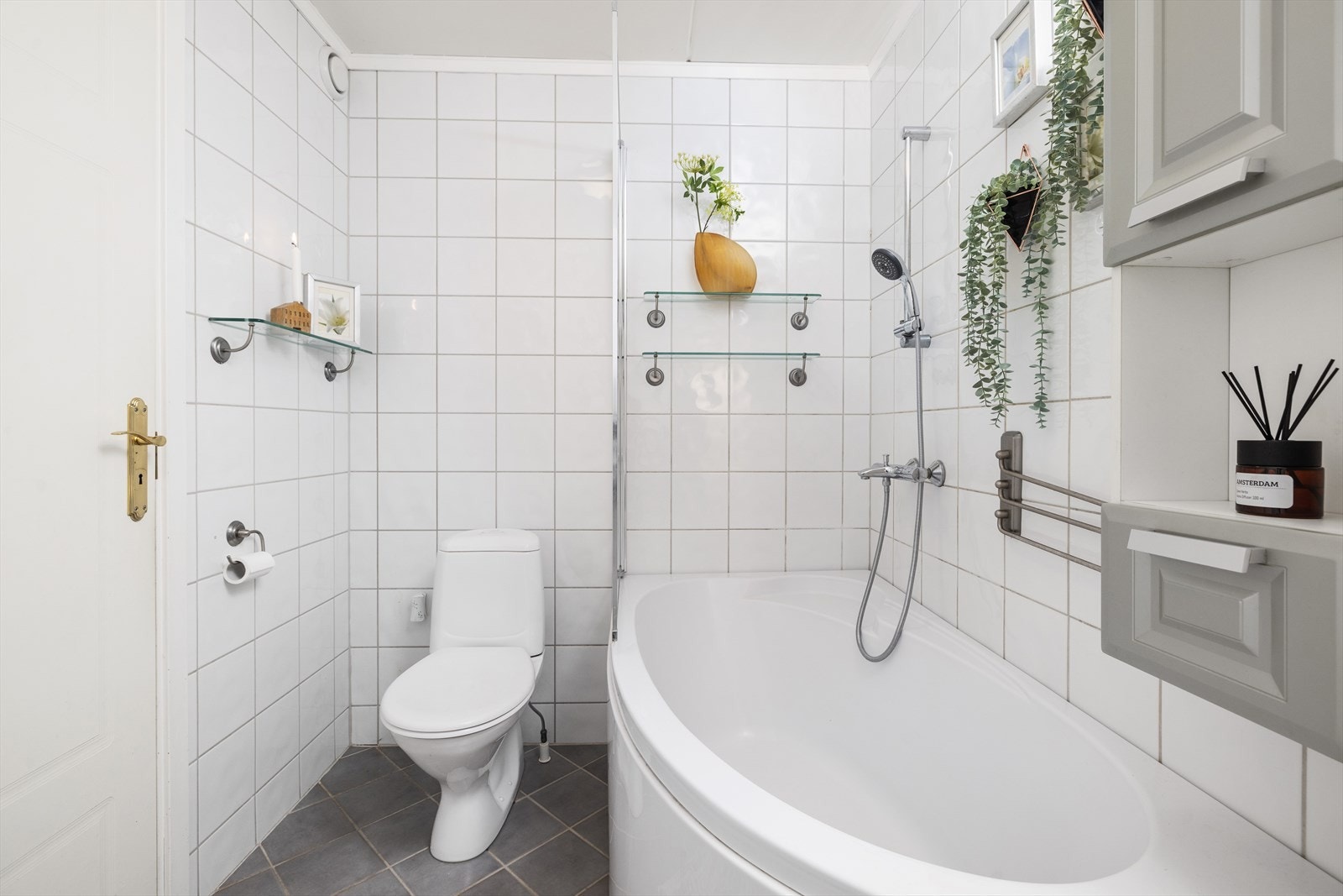Badet har badekar med dusjarmatur. Galleribilde